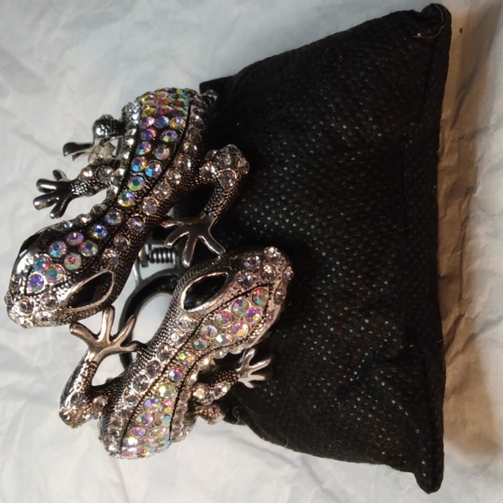Gecko lizard crystal hinged bangle bracelet